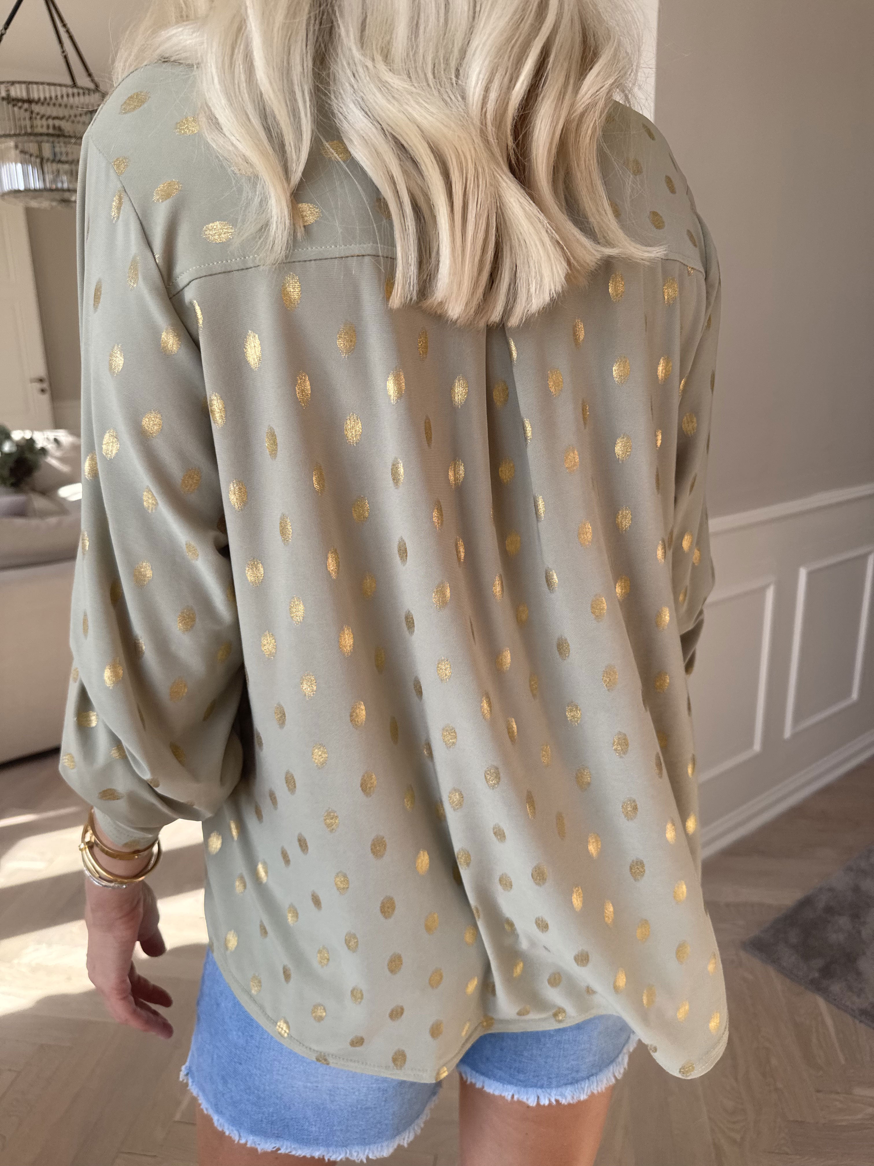 Ebba Gold Shirt - Elastisk bluse med guld dutter